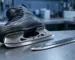 Hockey-Schlittschuh mit Stahlkufe neben Wechselkufe auf der Werkbank – Schleifen oder t-blade im Vergleich